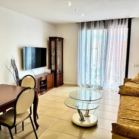 Apartament In With Pool And Parking