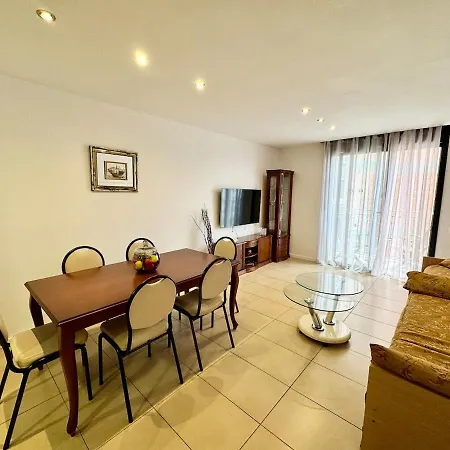 Apartament In With Pool And Parking